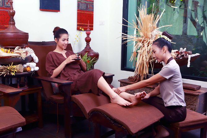 2 Hour Relaxation Luxury Spa Package at Fah Lanna Spa - Old City Branch - Foot reflexology first, then aromatherapy oil massage
