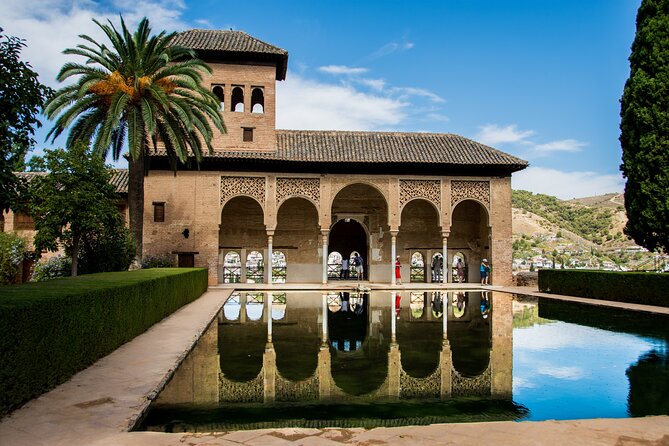 Alhambra Tour and Nazaries Palaces with Hammam Massage Experience - The morning pickup and climb to the Alhambra