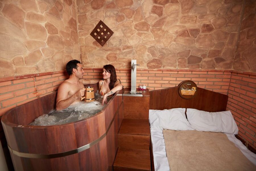 Alicante: Beer Spa Experience with Tastings and Snacks - Resting on the barley bed