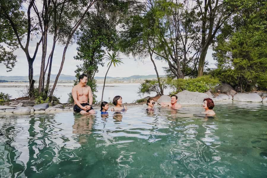 Auckland: Rotorua Highlights inc Wai-O-Tapu & Polynesian Spa - Rotorua city sights from the vehicle
