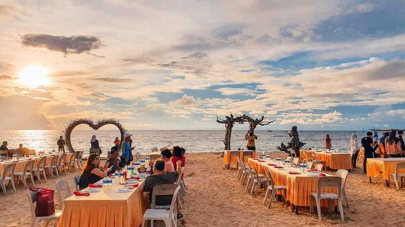 Bali: Jimbaran Bay Romantic Spa and Seafood Sunset Dinner - Practical details that affect the evening