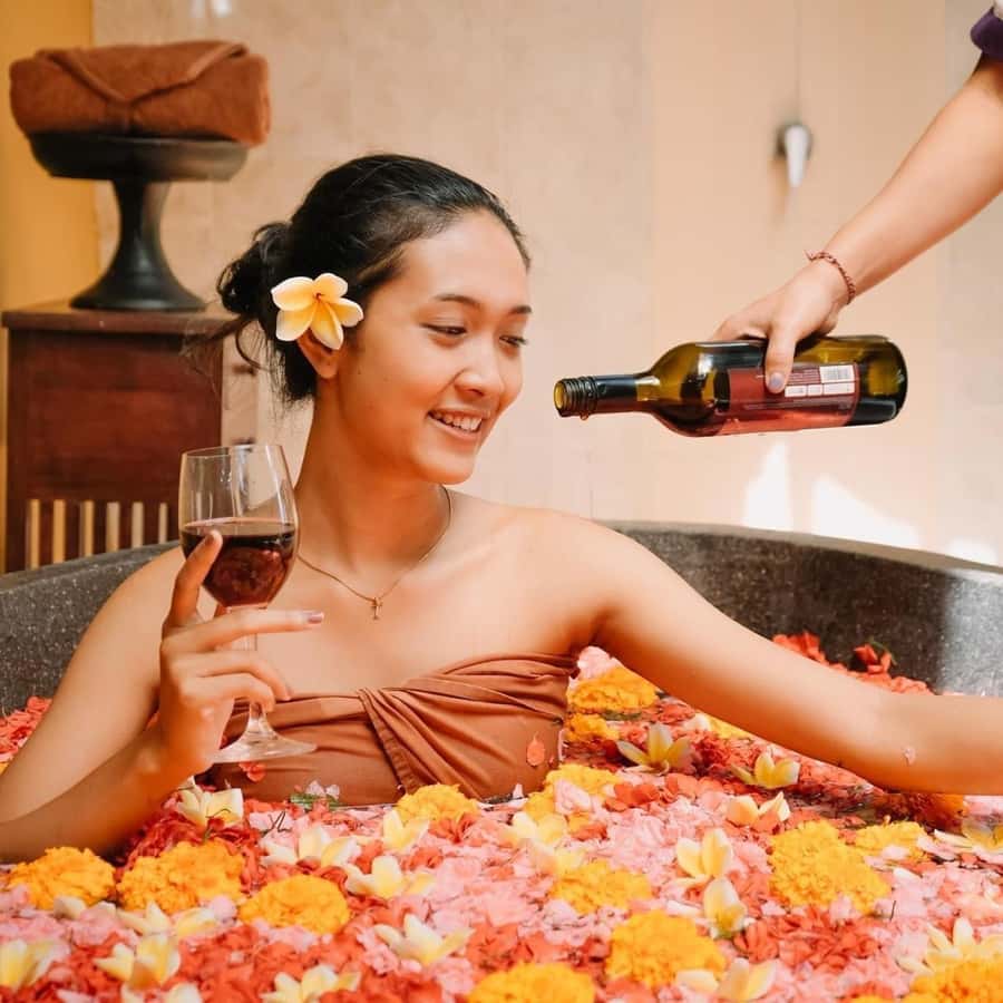 Bali: Luxury Spa Balinese Massage scrub Flower bath 2 Hour - A two-hour reset in central Bali