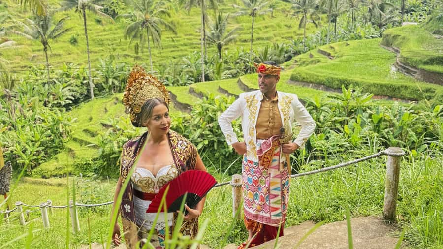 Bali:Traditional Wedding Photoshoot with the Rice Field View - Walking the private rice terrace tracks