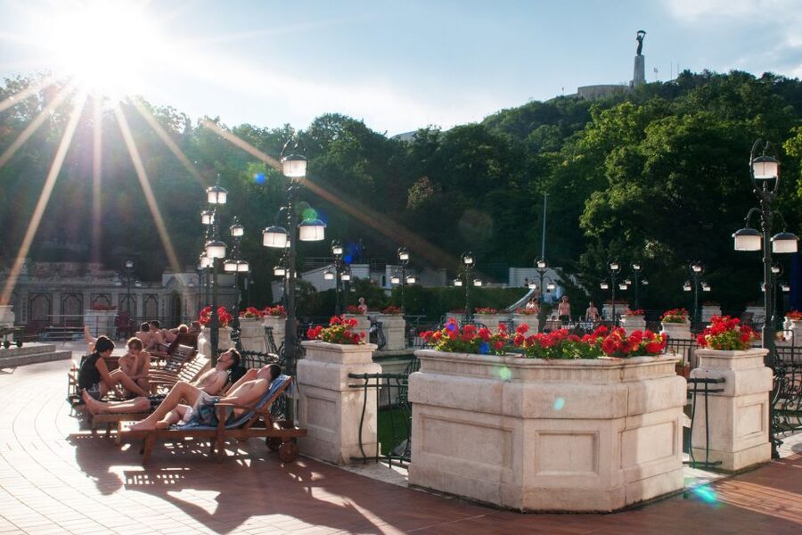 Budapest: Full-Day Gellért Spa Ticket - Getting inside and choosing your changing space