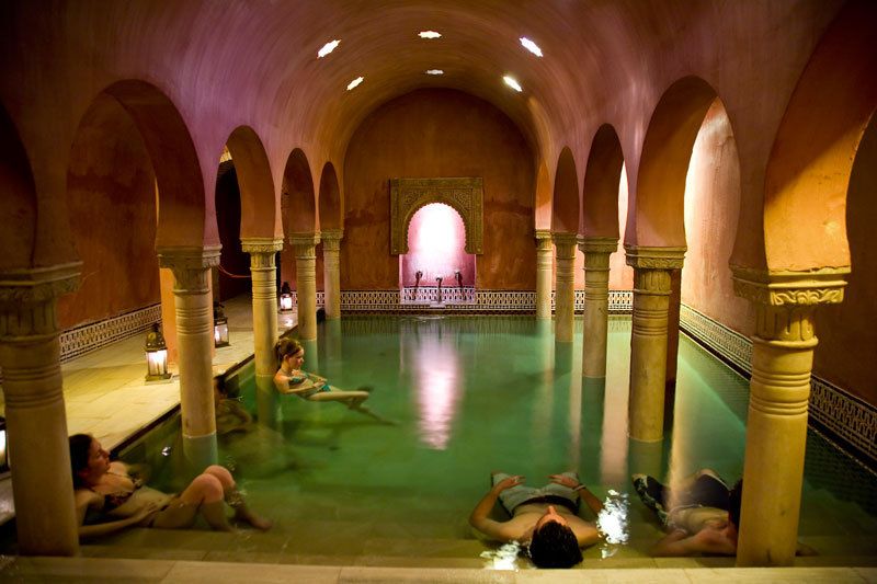Granada: Alhambra Guided Tour and Arabian Bath and Massage - The guides and the group experience