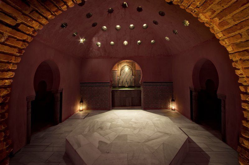 Granada: Alhambra Guided Tour and Arabian Bath and Massage - Walking through the Alhambra’s royal complex