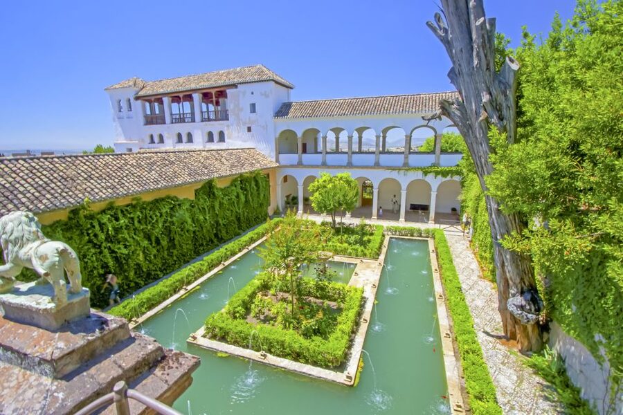 Granada: Alhambra Guided Tour and Arabian Bath and Massage - Starting the morning in central Granada