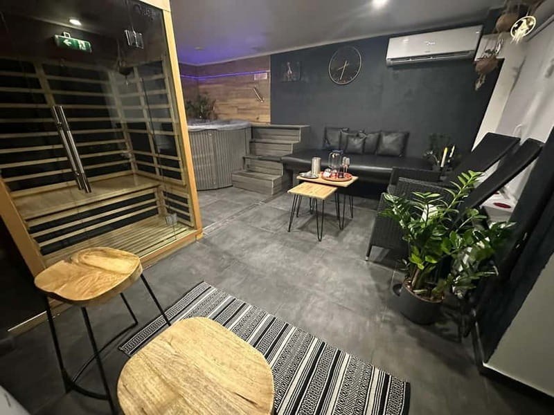 Prague: Modern Private Spa with Jacuzzi and/or Sauna - The jacuzzi is the star of the room
