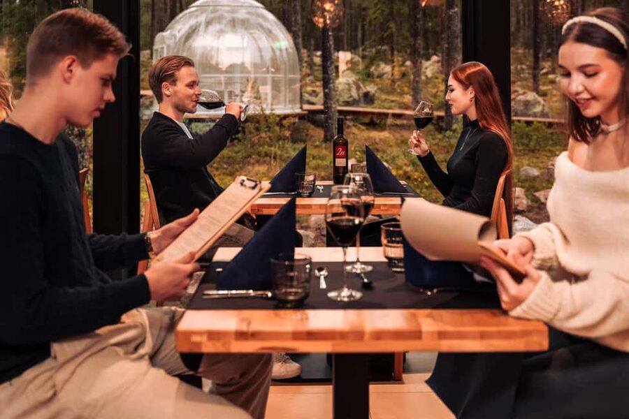 Rovaniemi: Daylight Forest spa,outdoor hot tubs and lunch - The sauna lounge and changing areas