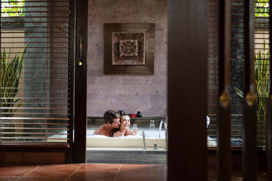 Ubud: Couple Spa Treatment with Bath Ritual & Sparkling Wine - The first few minutes: welcome drink and foot cleansing
