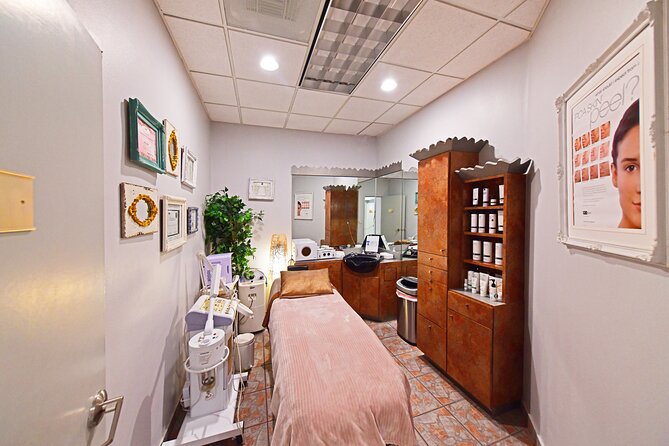 VIP 90-Minute Reflexology & Hot Stone Massage Combo - The foot reflexology portion